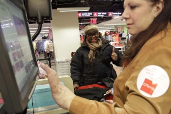 Centrálna banka USA stále považuje ekonomiku za slabú